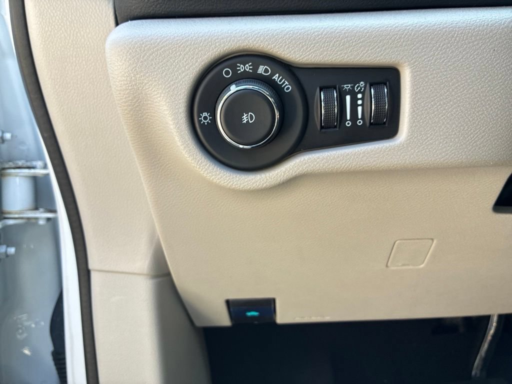 Used 2024 Chrysler Pacifica Touring-L FWD image 14