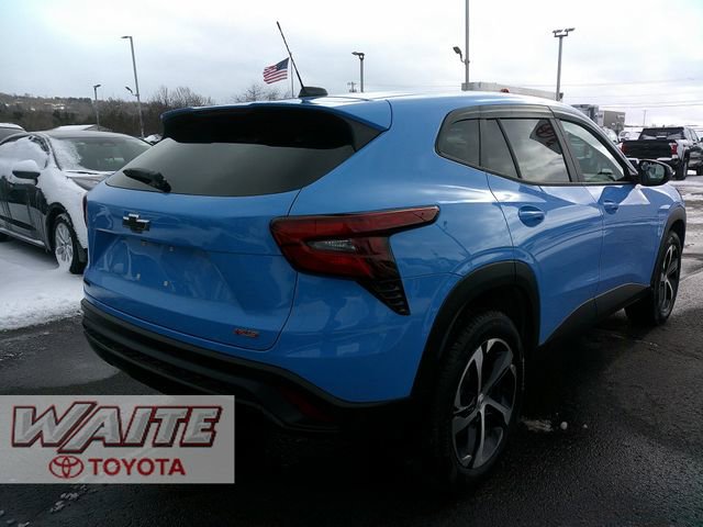 Used 2024 Chevrolet Trax RS w/ Driver Confidence Package FWD image 2