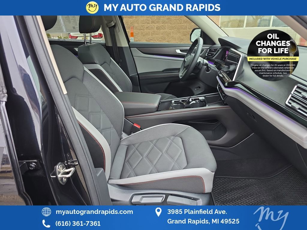 Used 2024 Volkswagen Atlas Peak Edition SE image 21