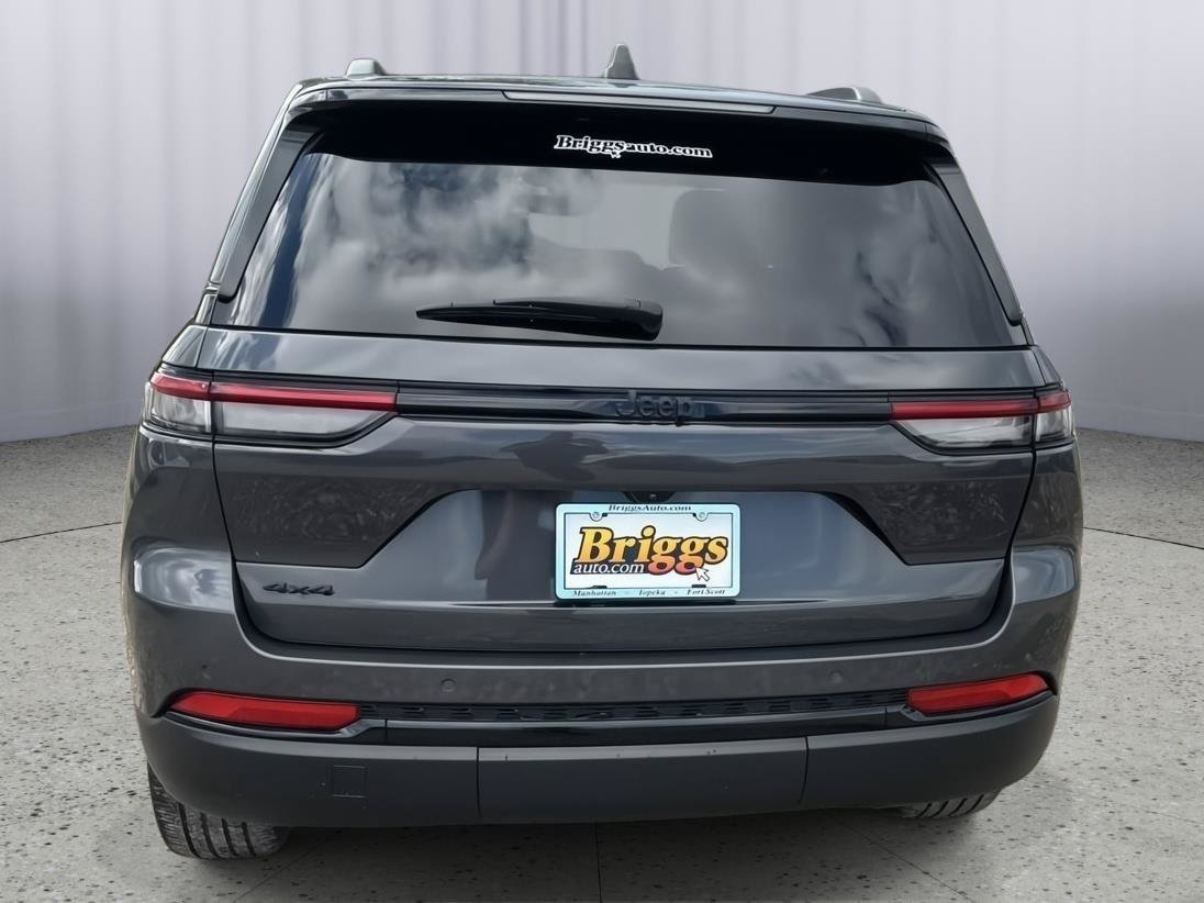Used 2024 Jeep Grand Cherokee Altitude AWD/4WD image 5