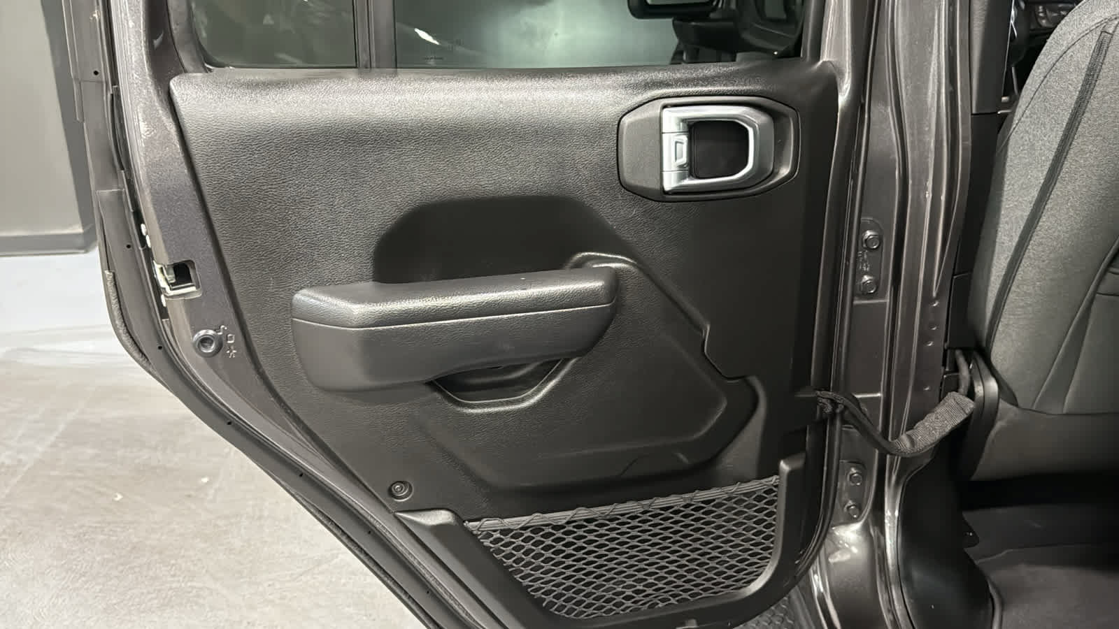 Used 2024 Jeep Wrangler Unlimited w/ Convenience Group AWD/4WD image 25