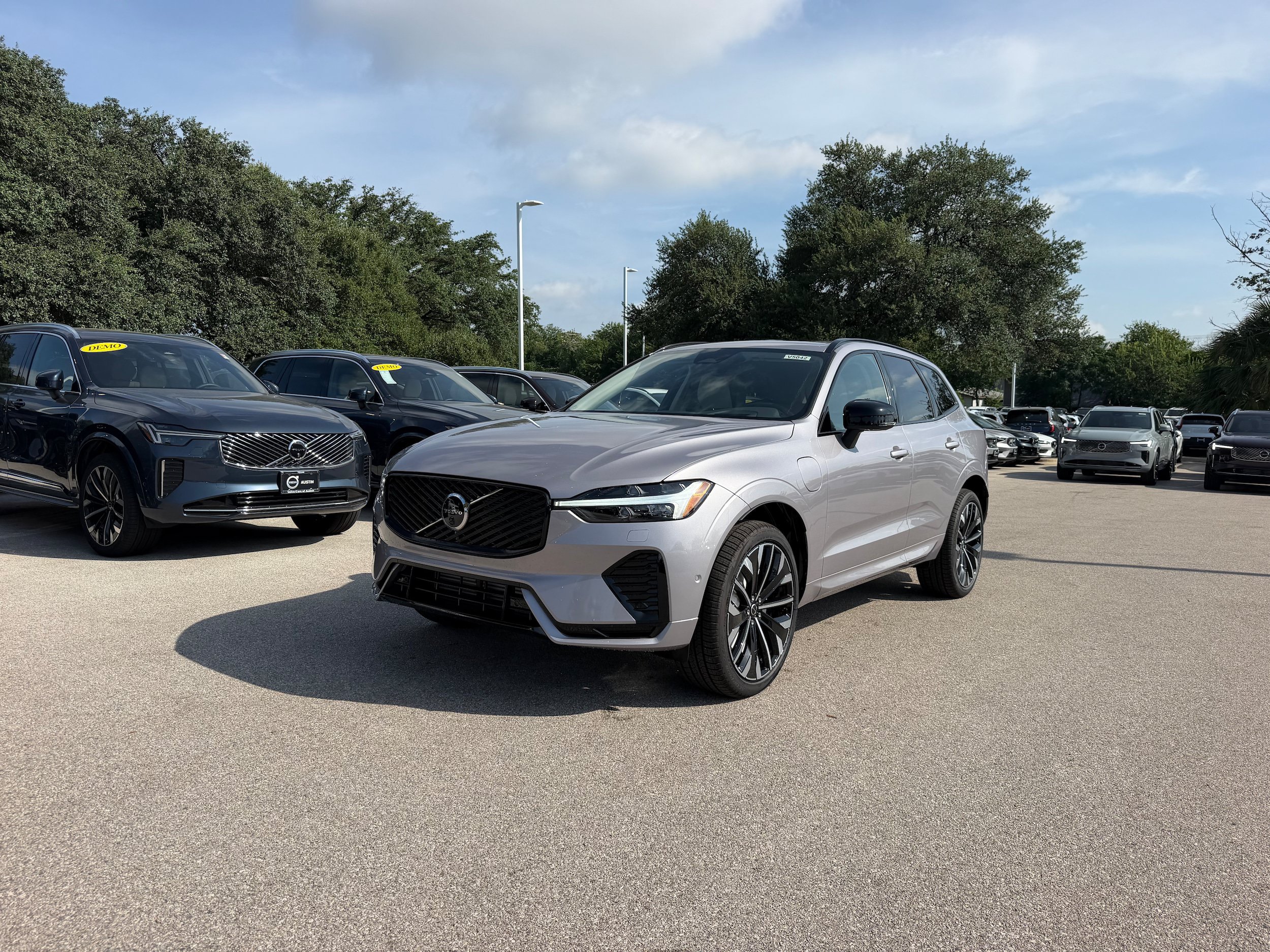 New 2026 Volvo XC60 T8 Ultra w/ Climate Package AWD/4WD image 2