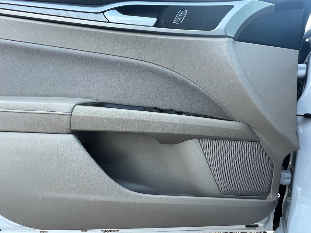 Used 2020 Ford Fusion SE image 16