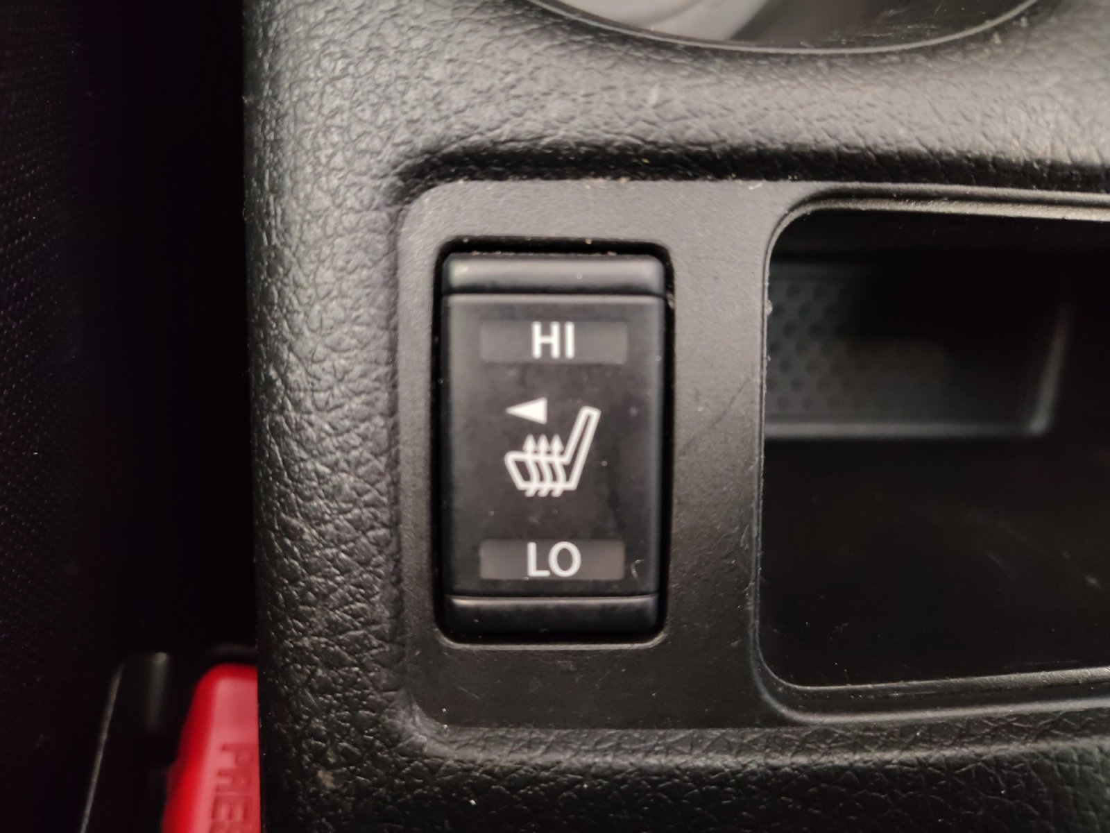 Used 2020 Nissan Rogue SV image 3