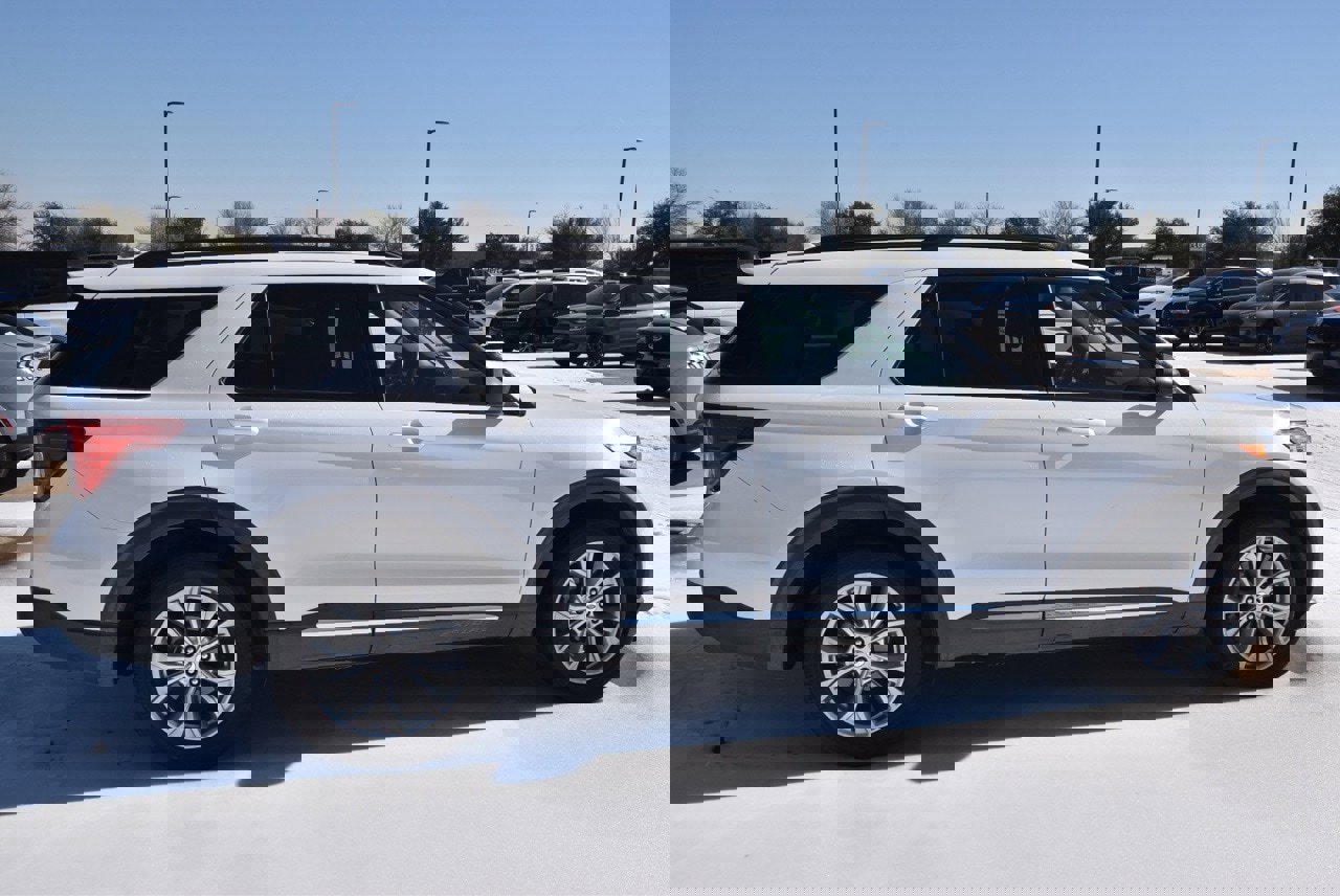 Used 2020 Ford Explorer XLT w/ Equipment Group 202A image 5