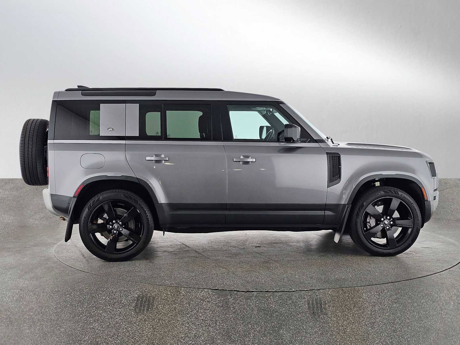 Used 2023 Land Rover Defender 110 SE image 6