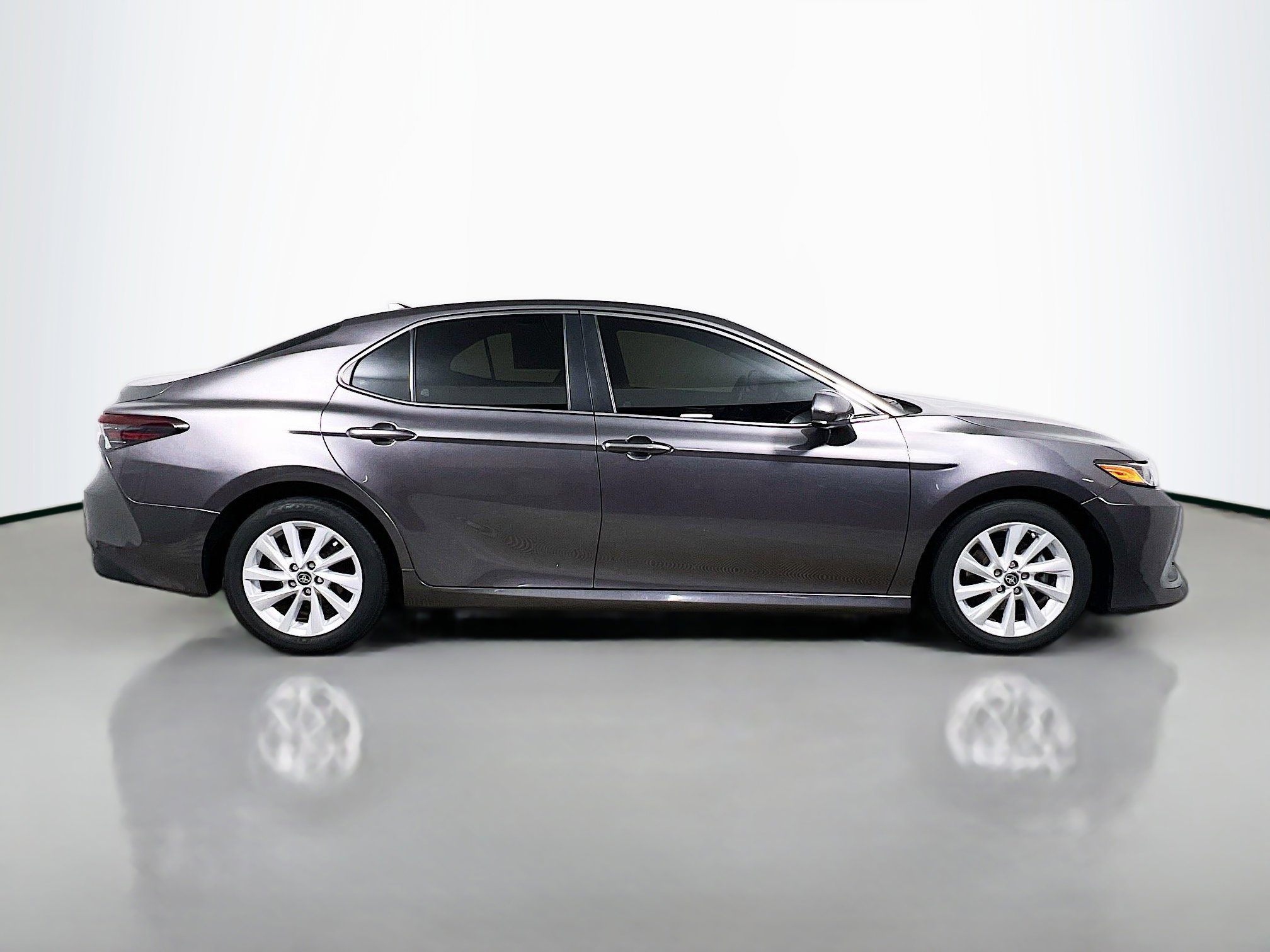 Used 2022 Toyota Camry LE image 3