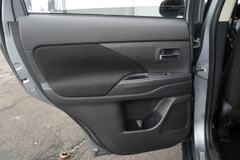Used 2016 Mitsubishi Outlander SE AWD/4WD image 24
