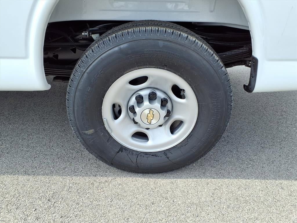 Used 2025 Chevrolet Express 3500 w/ Driver Convenience Package image 12