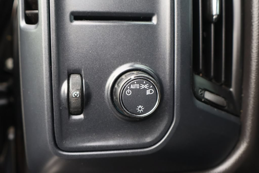 Used 2018 Chevrolet Silverado 1500 Custom w/ Custom Value Package AWD/4WD image 17