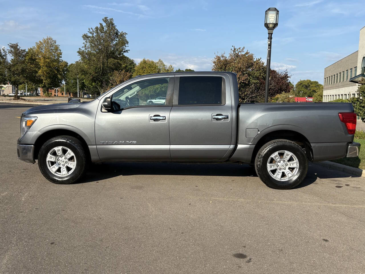 Used 2018 Nissan Titan SV AWD/4WD image 14