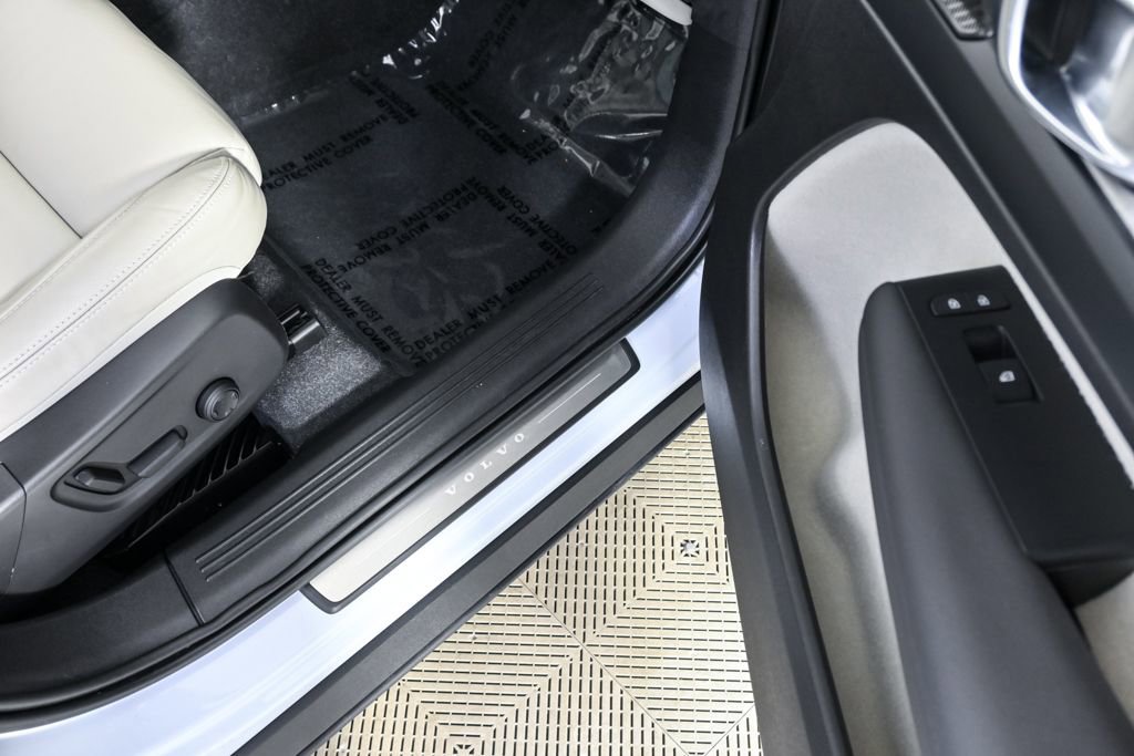 Certified 2024 Volvo XC40 B5 Plus w/ Protection Package Premier image 27