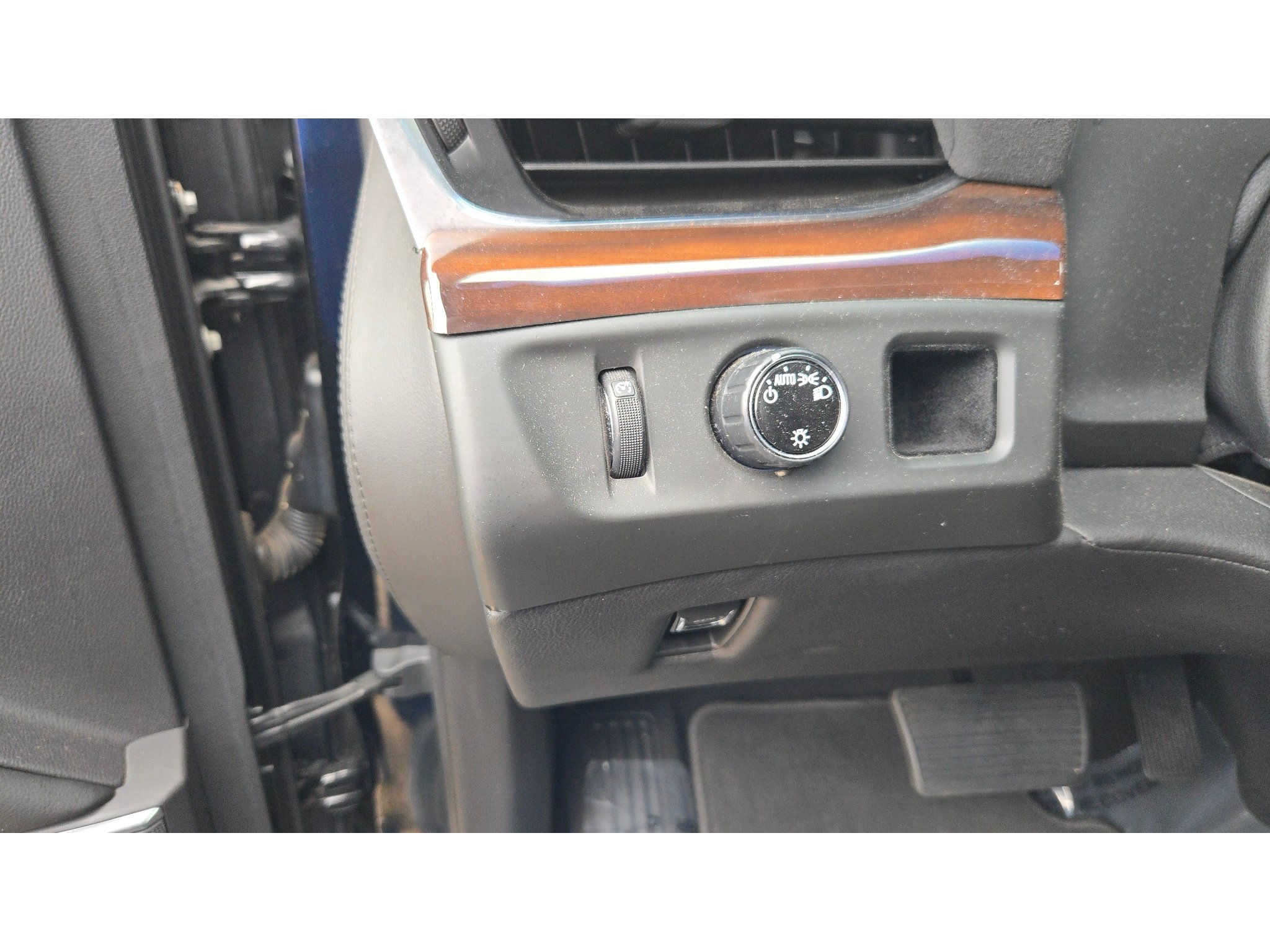 Used 2019 Cadillac Escalade Premium Luxury RWD image 24