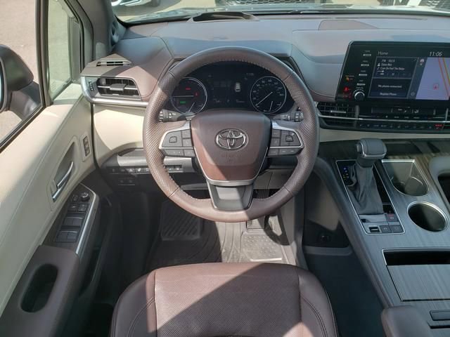 Used 2023 Toyota Sienna Platinum AWD/4WD image 17