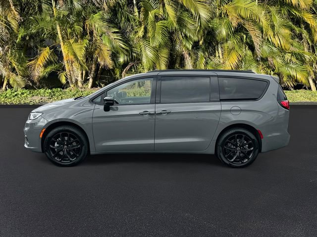 Used 2025 Chrysler Pacifica Limited w/ Uconnect Theater Family Group AWD/4WD image 8
