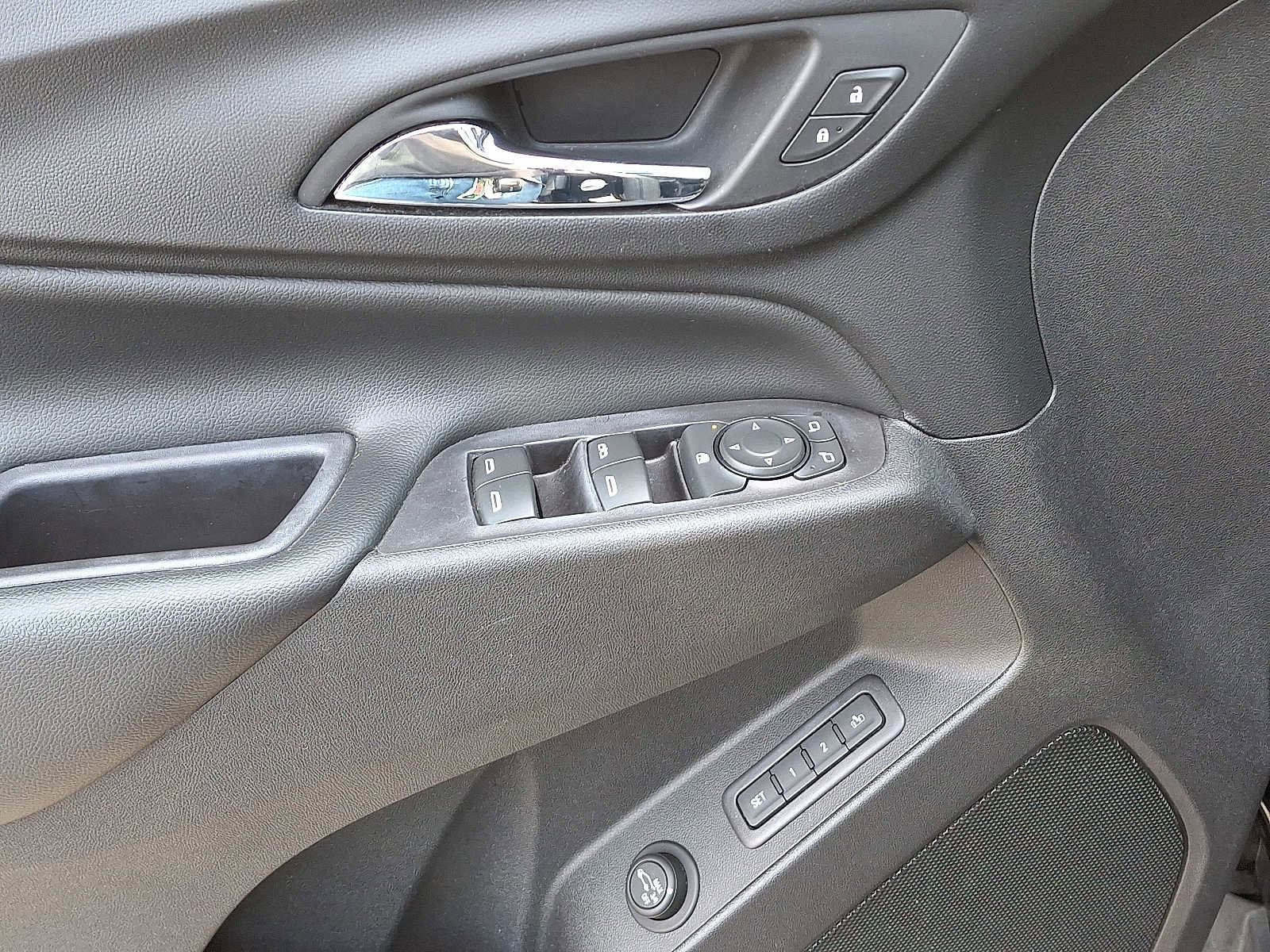 Used 2020 Chevrolet Equinox LT w/ Midnight Edition image 14