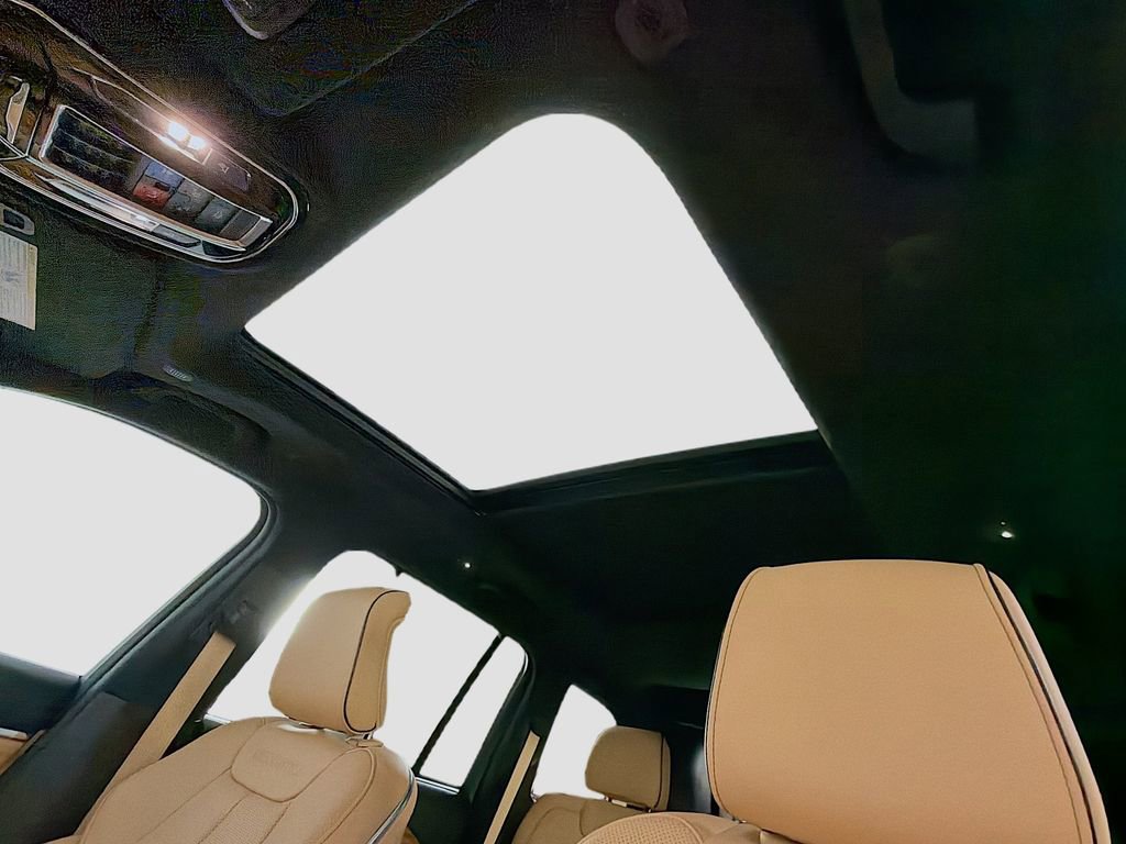 Used 2024 Jeep Grand Cherokee Summit AWD/4WD image 15