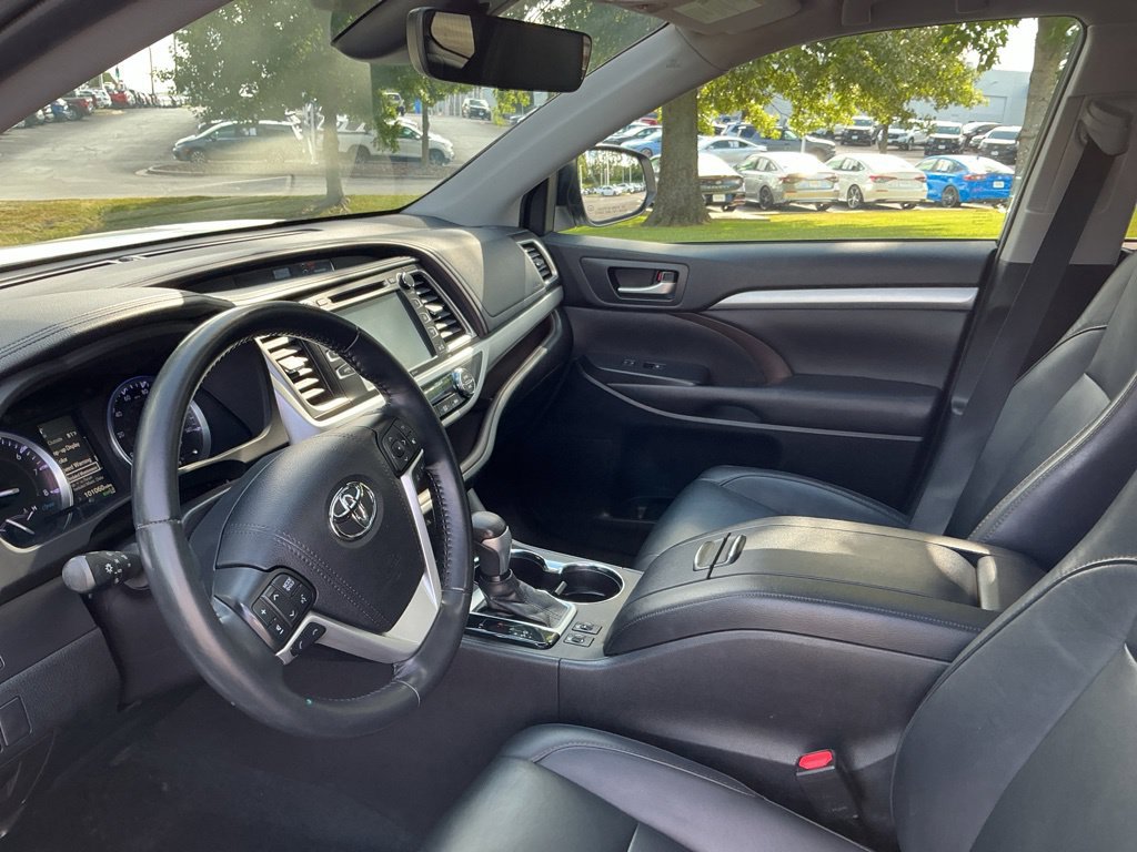 Used 2019 Toyota Highlander XLE AWD/4WD image 19