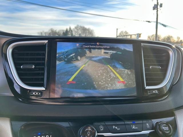 Certified 2024 Chrysler Pacifica Touring-L image 13