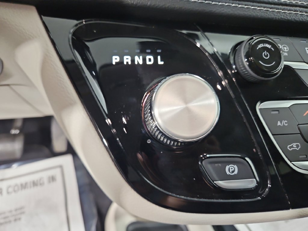 Used 2023 Chrysler Pacifica Touring-L AWD/4WD image 23