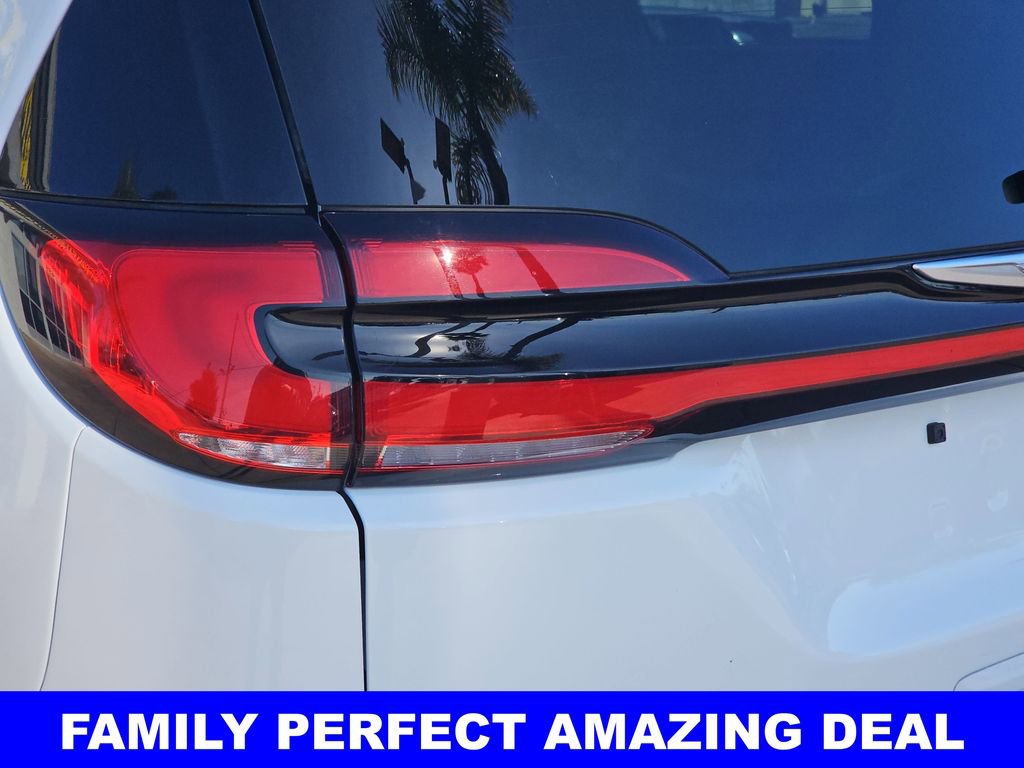 Used 2024 Chrysler Pacifica Select image 43