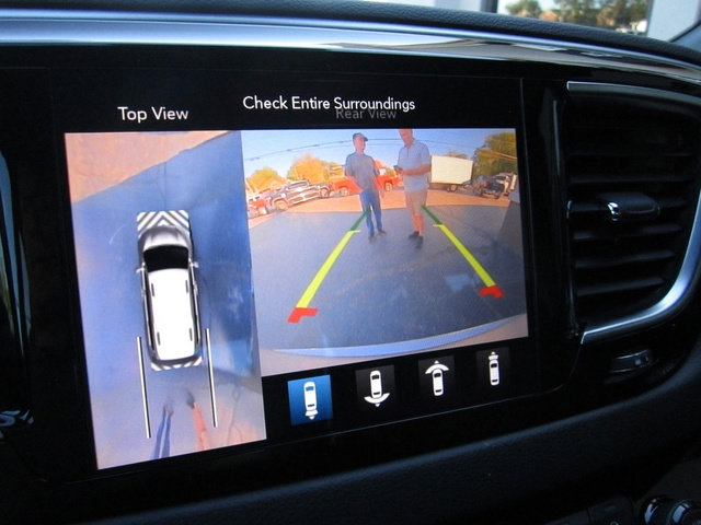 Used 2019 Chrysler Pacifica Touring Plus w/ Advanced Safetytec Group FWD image 18