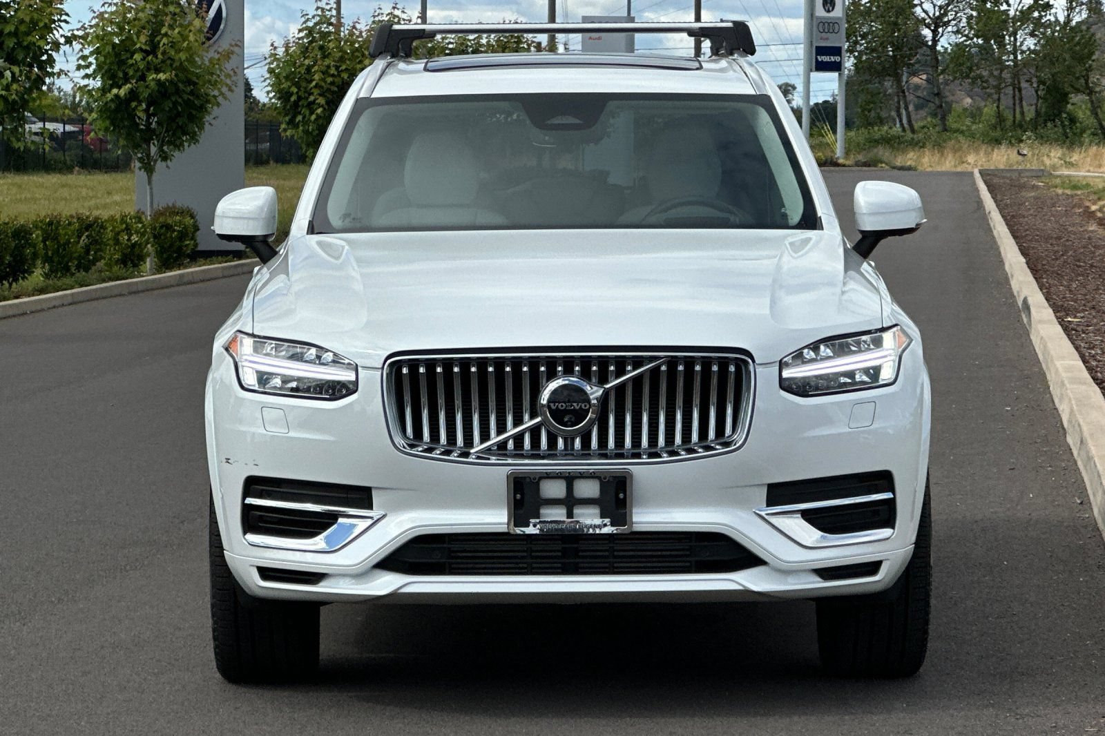 Used 2025 Volvo XC90 T8 Ultra w/ Protection Package Premier AWD/4WD image 8