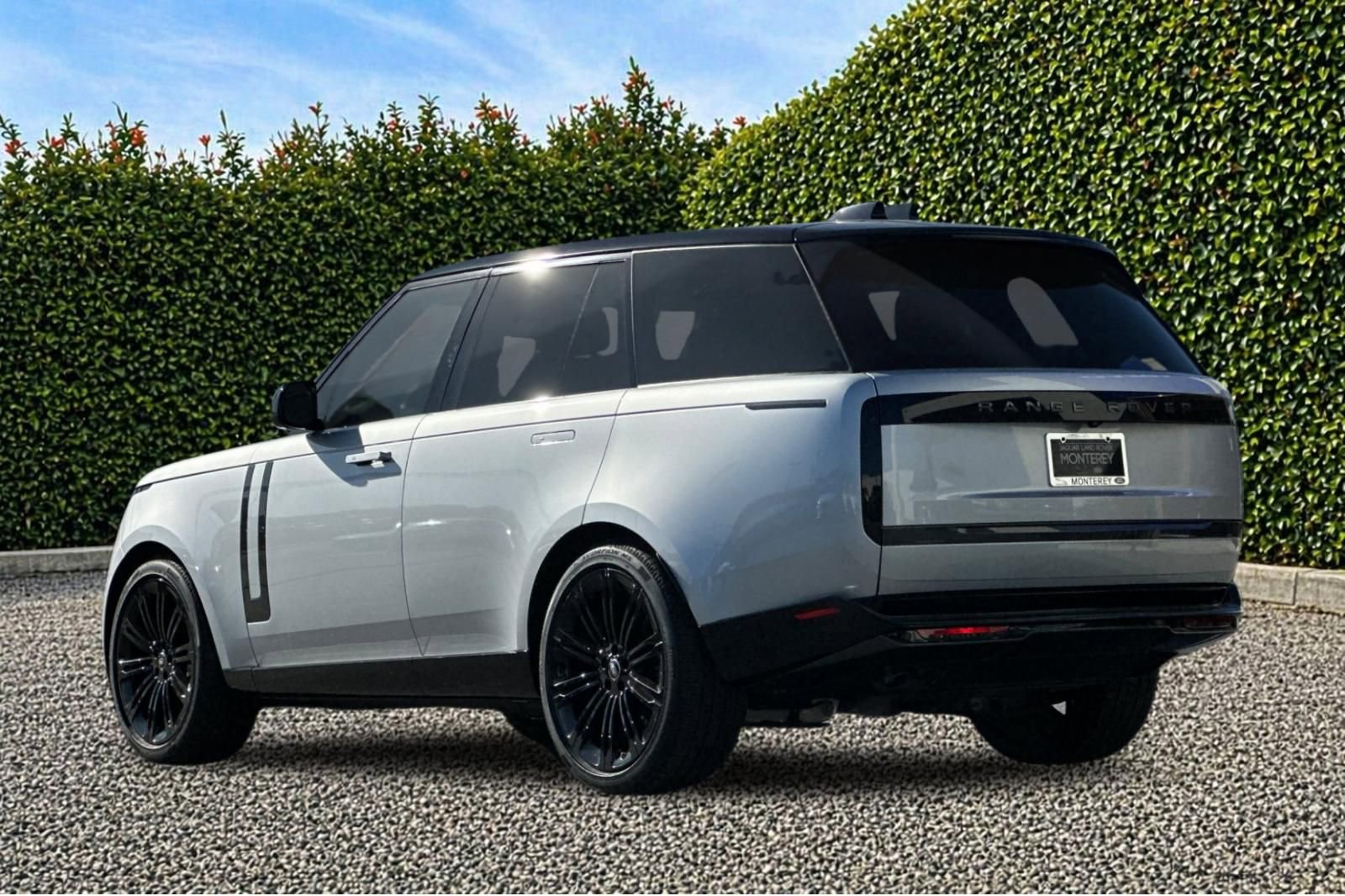 Used 2025 Land Rover Range Rover SE AWD/4WD image 6