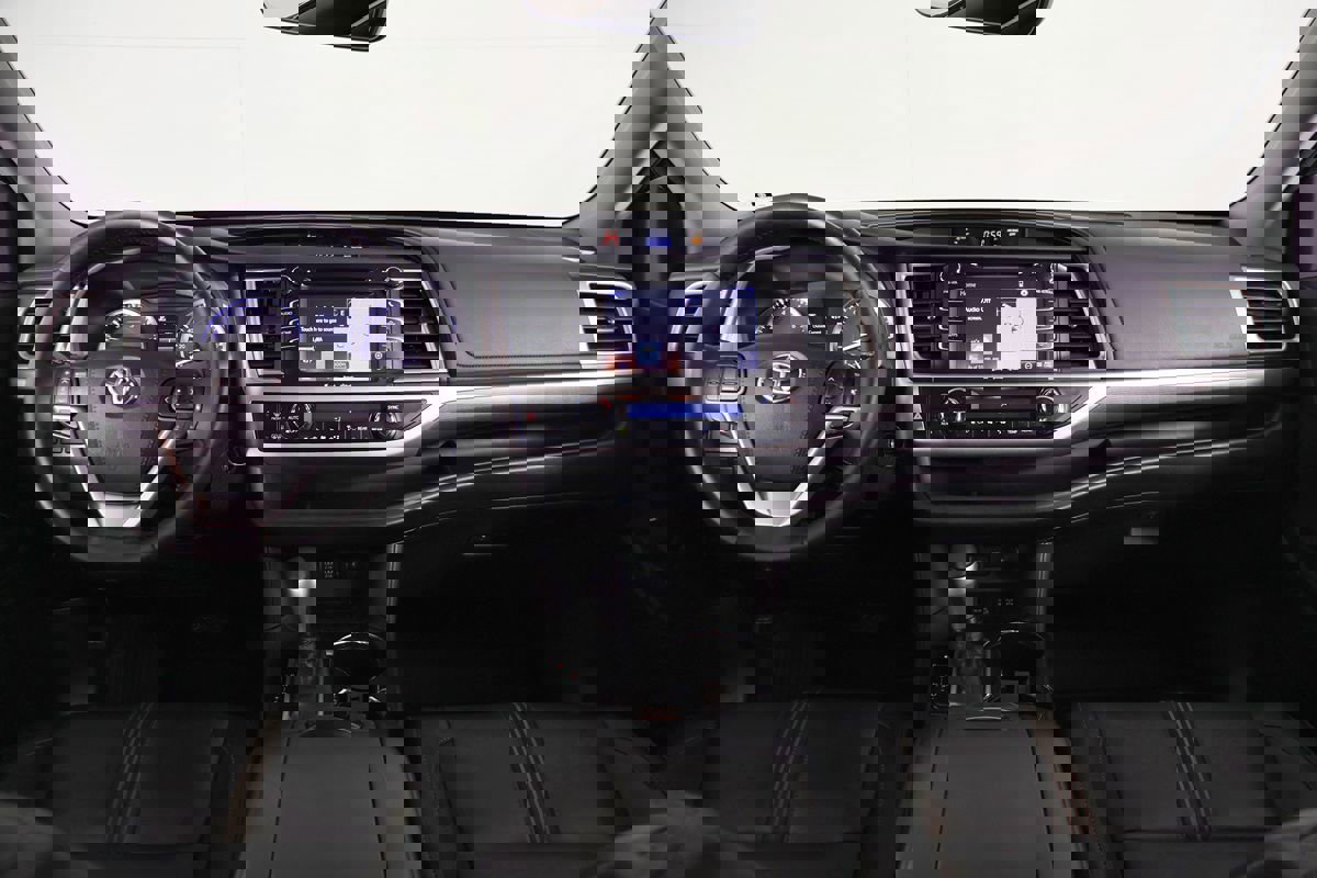 Used 2018 Toyota Highlander SE image 12