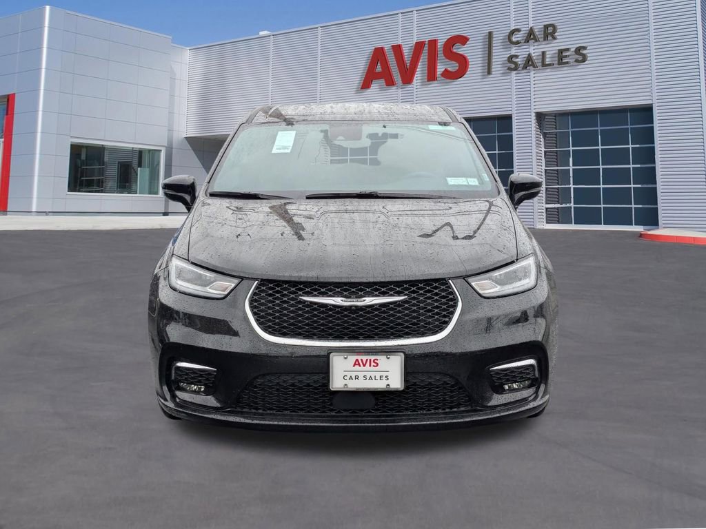 Used 2025 Chrysler Pacifica Select image 2