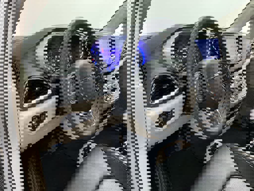 Used 2024 Chrysler Pacifica Touring-L image 2