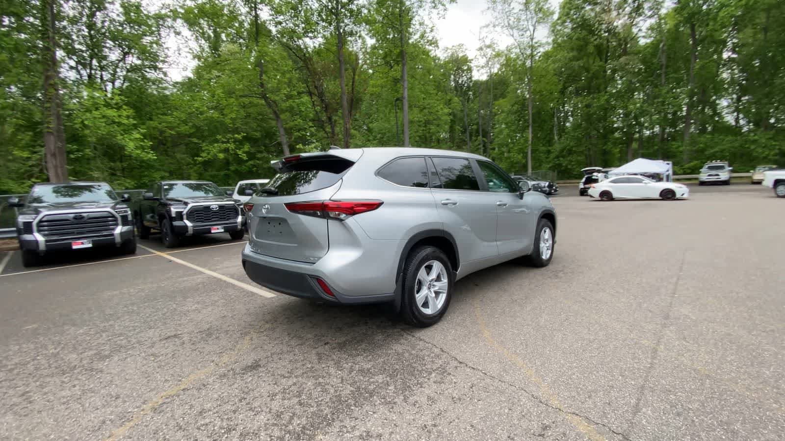 Used 2023 Toyota Highlander LE AWD/4WD image 8