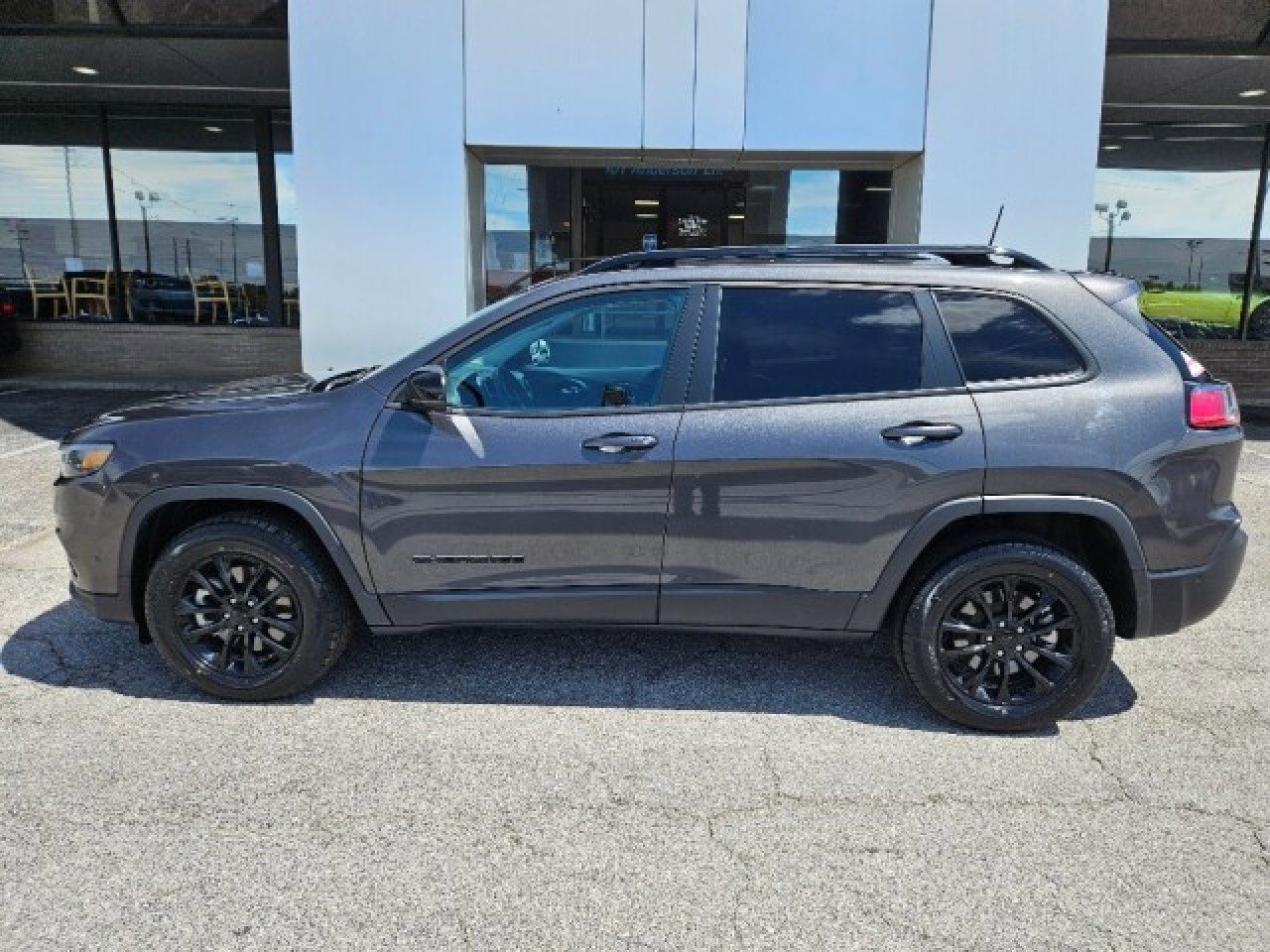 Used 2023 Jeep Cherokee Altitude Lux image 2