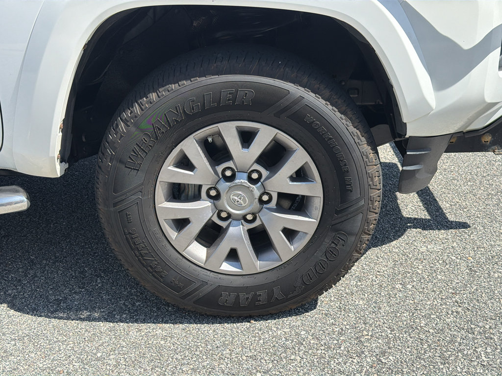 Used 2017 Toyota Tacoma SR5 w/ Tow Package RWD image 8