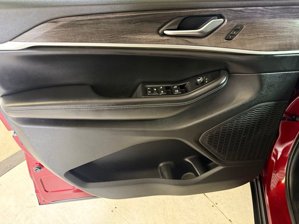 Used 2023 Jeep Grand Cherokee Limited w/ Black Appearance Package image 11