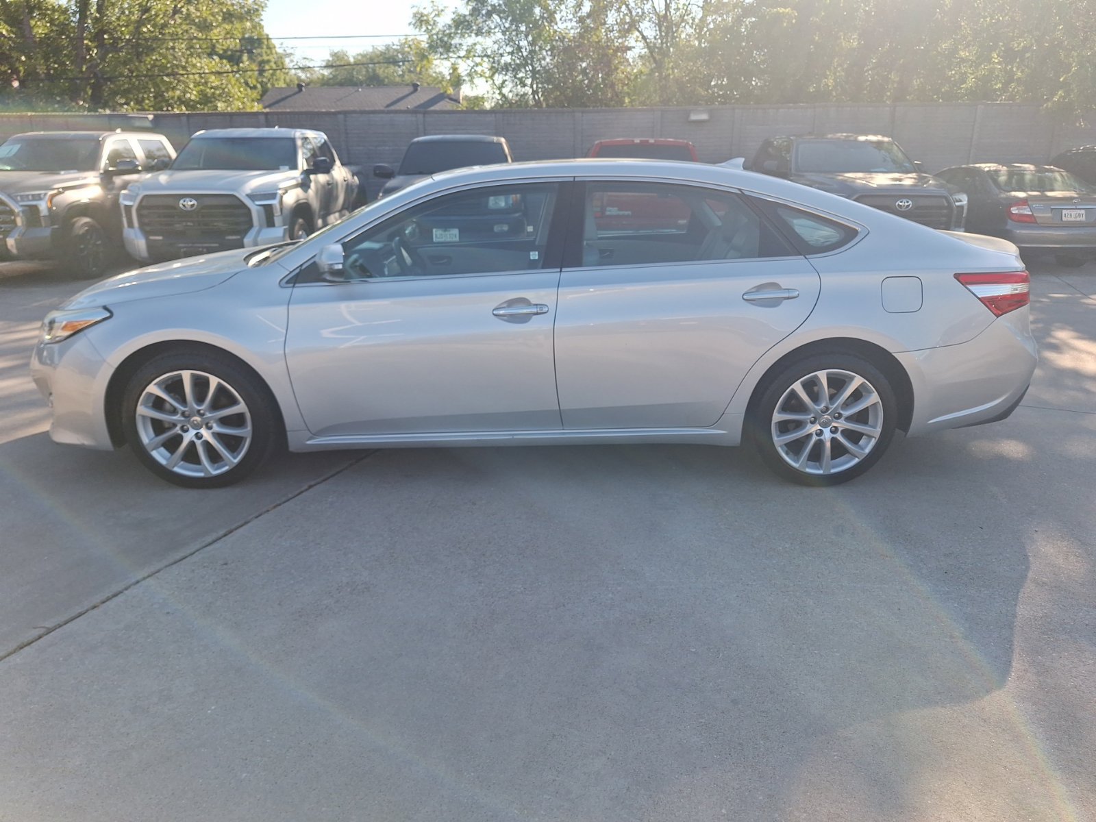 Used 2014 Toyota Avalon Limited FWD image 3
