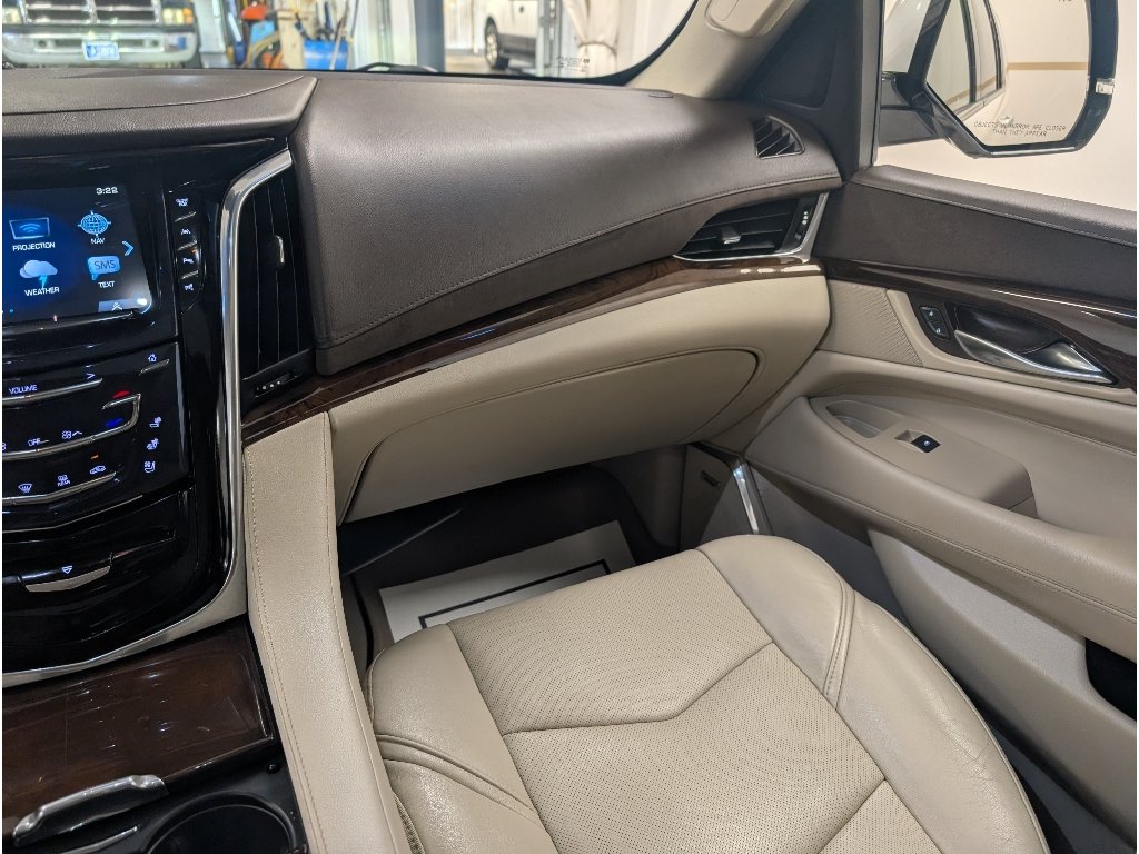 Used 2017 Cadillac Escalade Luxury AWD/4WD image 12