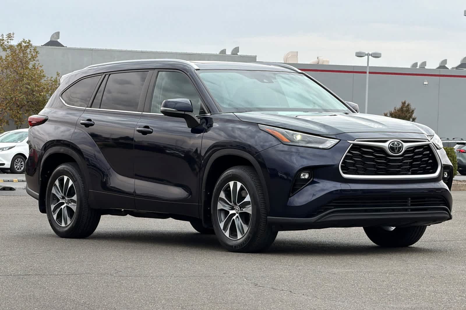 Used 2024 Toyota Highlander XLE AWD/4WD image 5