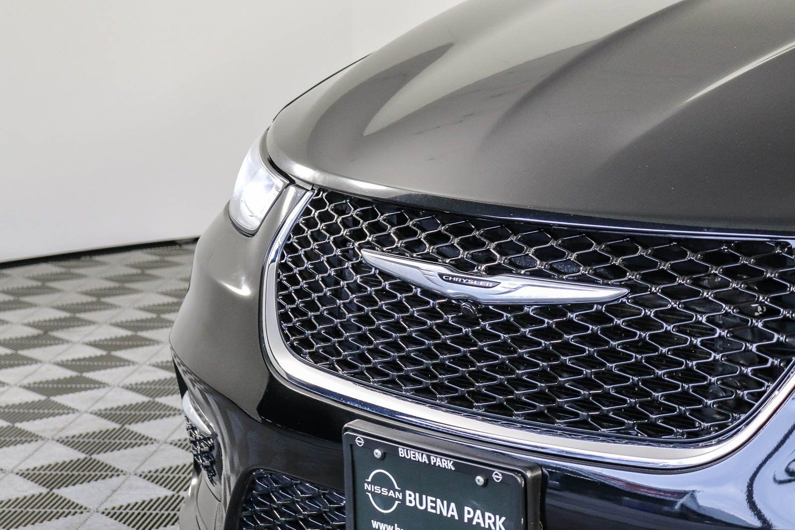 Used 2024 Chrysler Pacifica Select image 5
