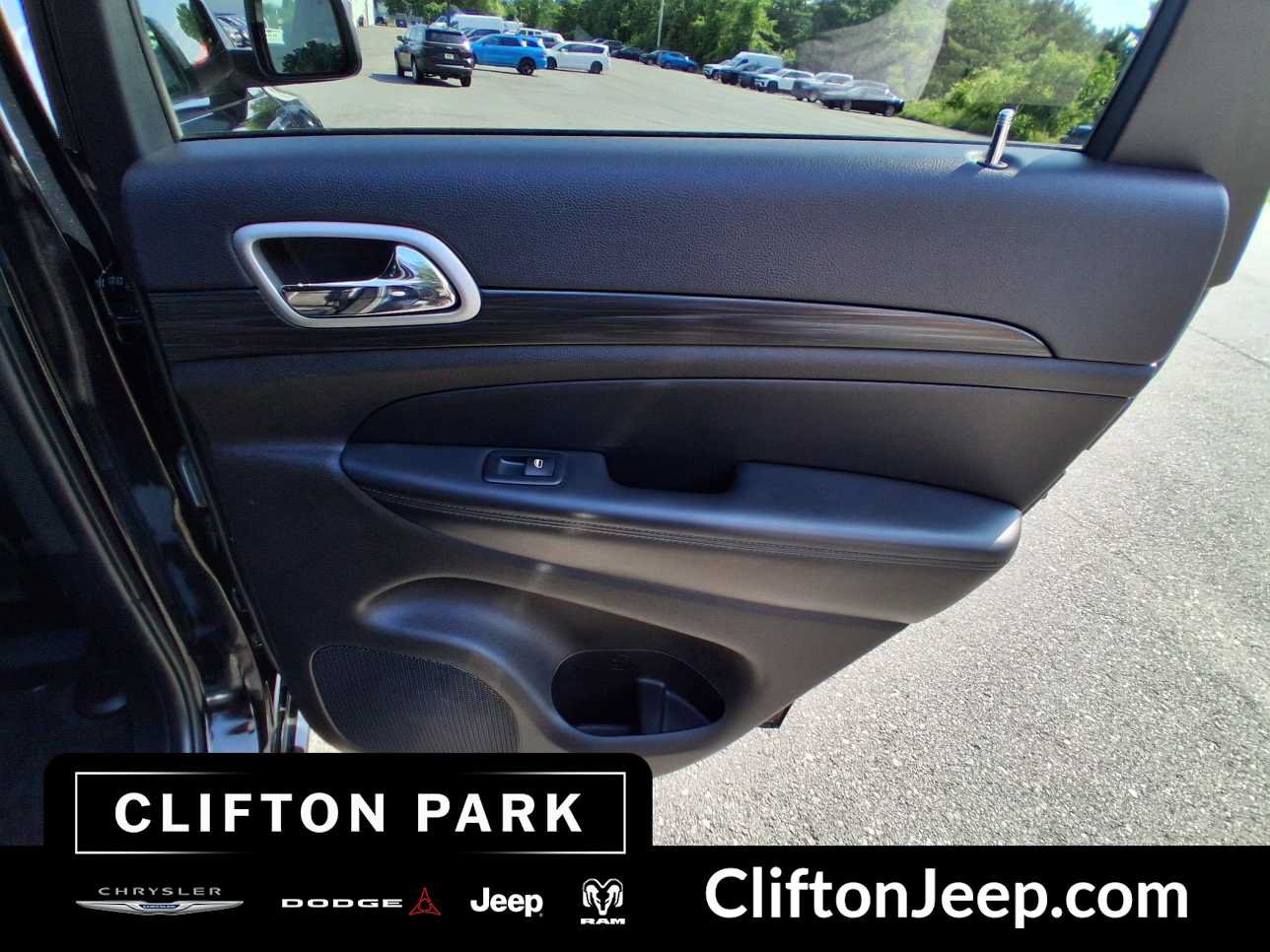 Used 2021 Jeep Grand Cherokee Laredo X AWD/4WD image 14