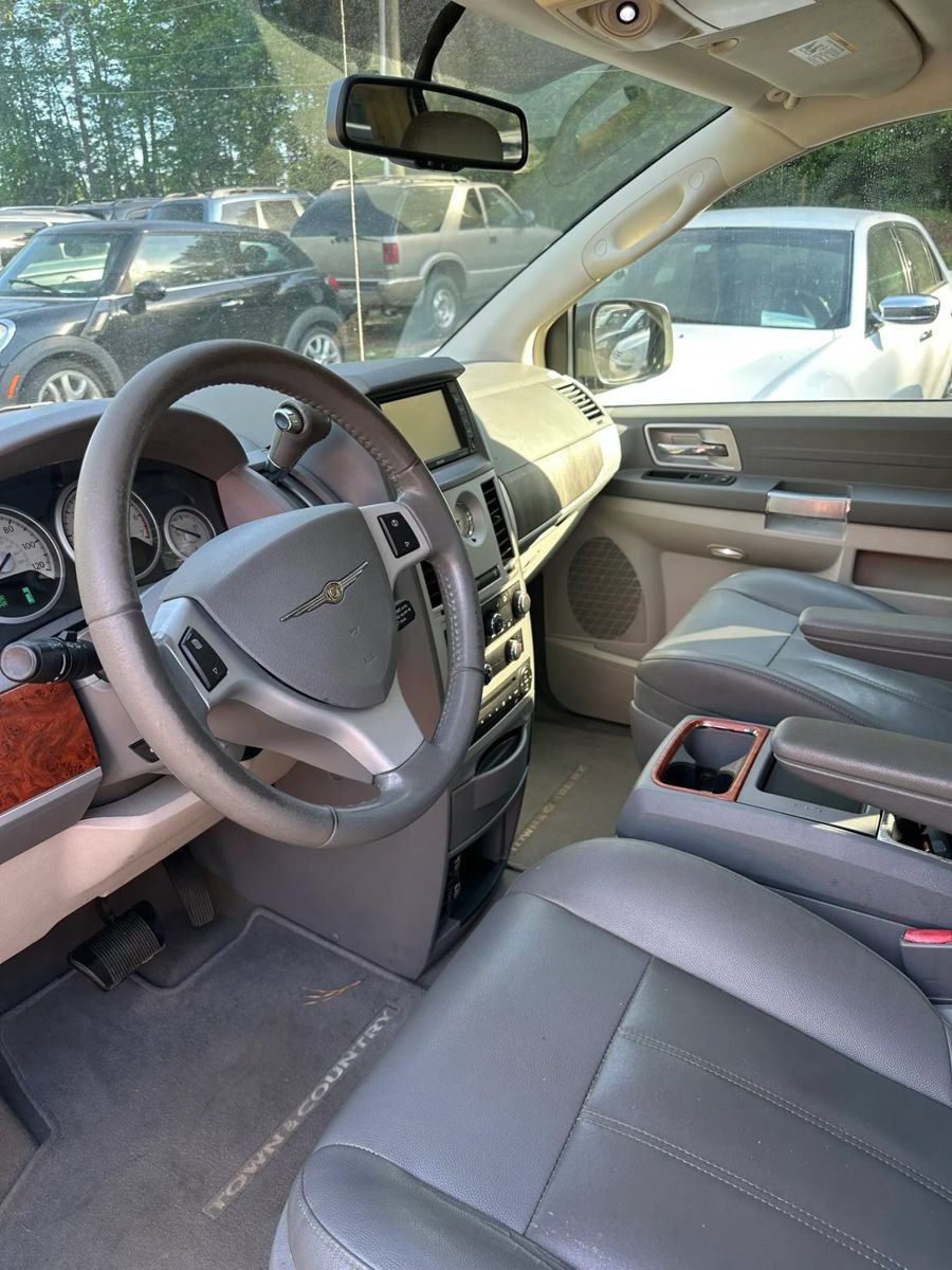 Used 2008 Chrysler Town & Country Touring FWD image 8