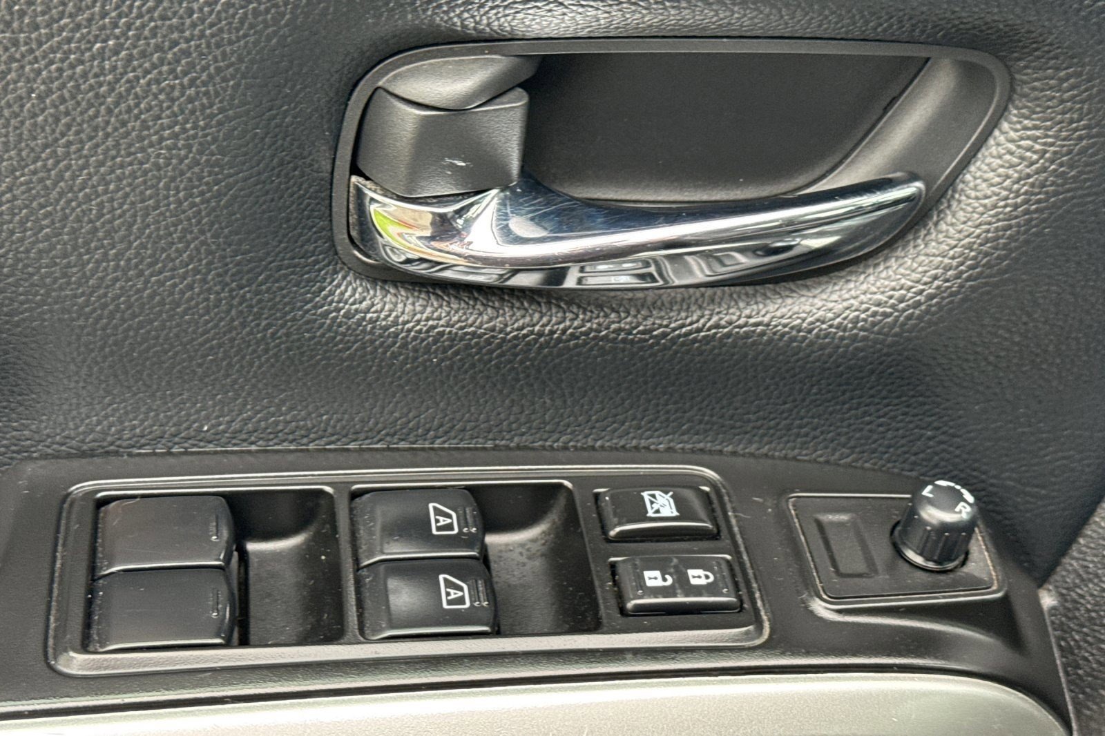 Used 2023 Nissan Titan SV image 12