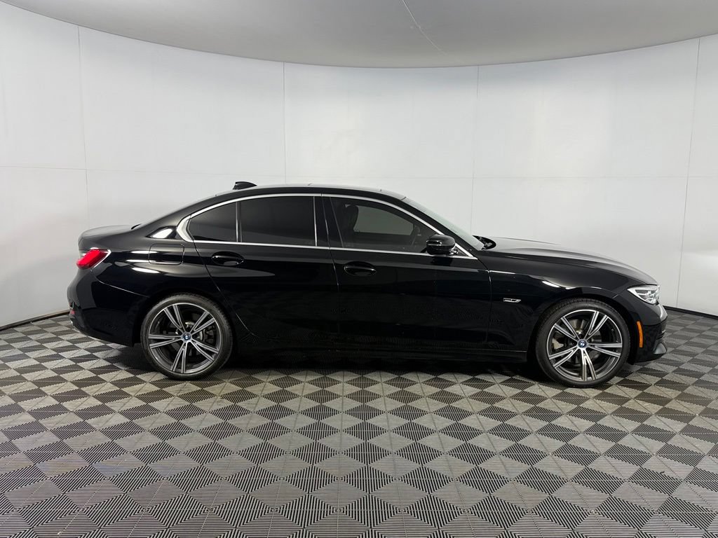 Used 2022 BMW 330e w/ Driving Assistance Package RWD image 4