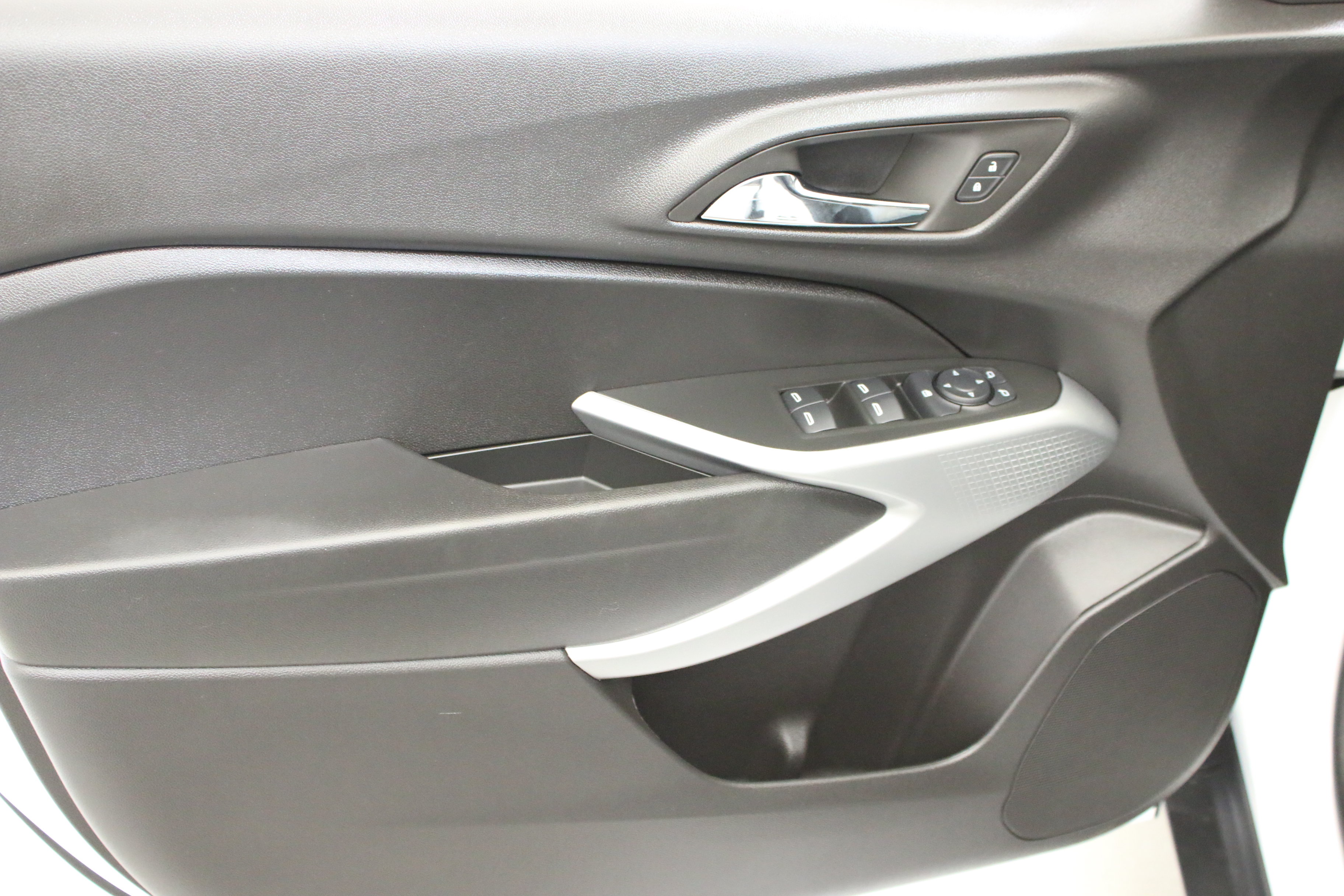 Certified 2025 Chevrolet Trax LS FWD image 22
