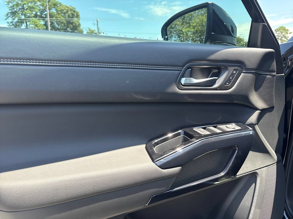 New 2026 Nissan Pathfinder Platinum FWD image 3