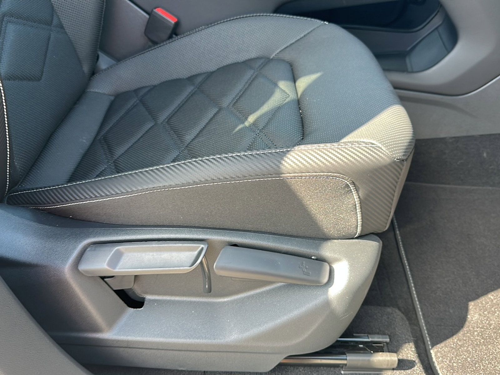 Used 2024 Volkswagen Atlas Cross Sport SE image 25