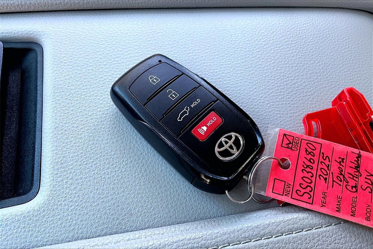 Used 2025 Toyota Grand Highlander AWD Hybrid image 32