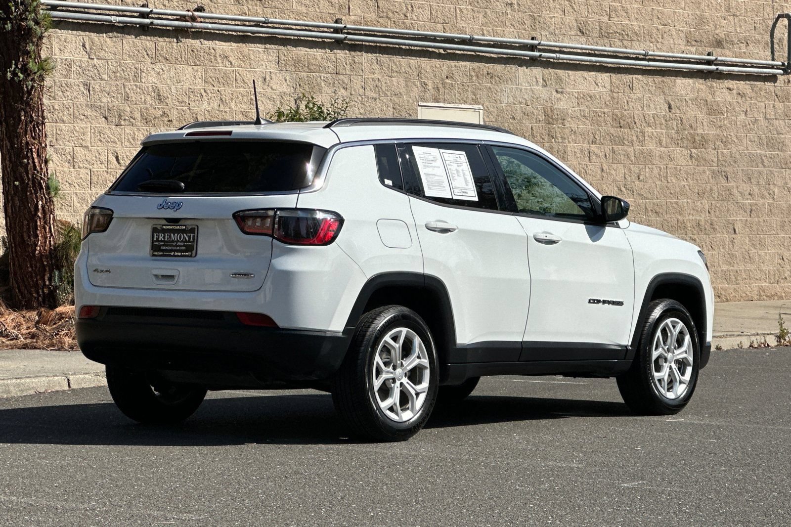 Used 2024 Jeep Compass Latitude AWD/4WD image 3