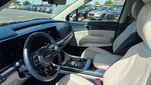 Used 2025 Kia Carnival EX FWD image 23