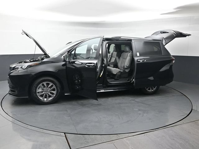 Used 2026 Toyota Sienna XLE AWD/4WD image 52